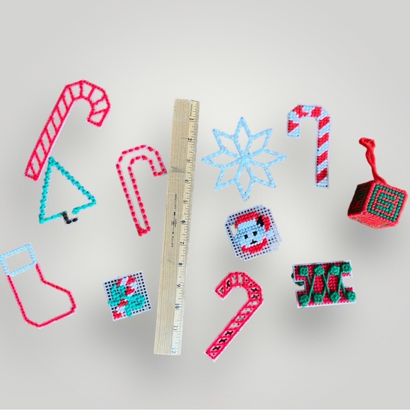 Vintage Needlepoint Plastic Canvas - Large Lot of Christmas pieces/pattern - Picture 7 of 16